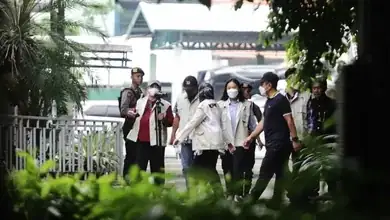 Bupati Sidoarjo di Geledah Belasan Petugas KPK Tepat HUT 165