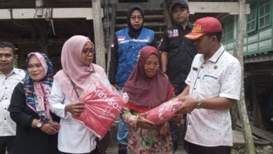 Kemensos Distribusikan Tanggap Darurat Bencana Kayu Bau