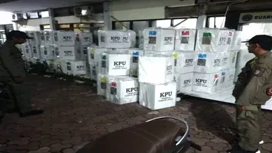 Pendistribusian Logistik Pemilu Surabaya