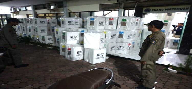 Pendistribusian Logistik Pemilu Surabaya