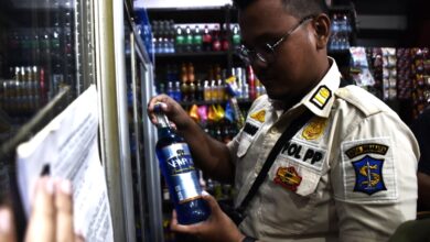 Satpol PP Surabaya Razia Toko Kelontong yang Jual Mihol