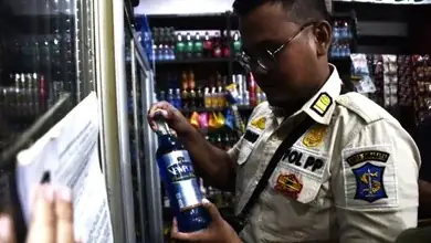 Satpol PP Surabaya Razia Toko Kelontong yang Jual Mihol