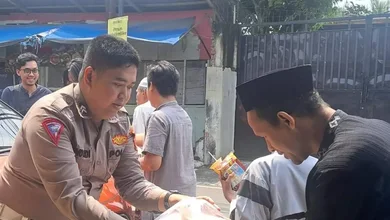 Warga Masyarakat Citamiang Sukabumi Terima Nasi Kotak di Jum’at Berbagi Polisi