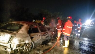 Nampak bangkai mobil setelah terbakar di ruas jalan Tol Pemalang - Batang