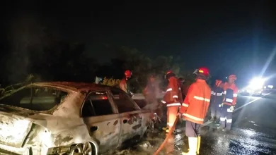 Nampak bangkai mobil setelah terbakar di ruas jalan Tol Pemalang - Batang