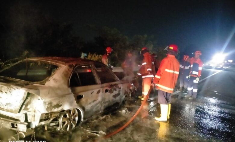 Nampak bangkai mobil setelah terbakar di ruas jalan Tol Pemalang - Batang