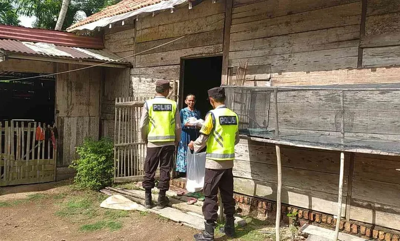 Giat Rutin Jumat Berkah, Polisi RW Bersama Ps Kanit Binmas Polsek Lalan Bagikan Nasi Kotak ke Warga Desa Karang Tirta