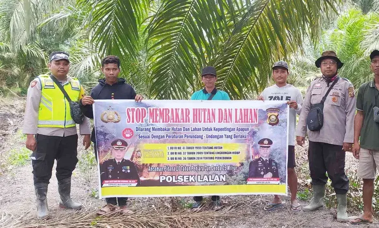 Bhabinkamtibmas dan Polisi RW Polsek Lalan Giat Polisi Sanjo dan Berikan Himbauan Larangan Karhutla Bersama Kades Mekar Sari
