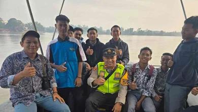 Berikan Pelayanan Terbaik, Kapolsek Lalan Didampingi Kanit Reskrim dan Personil Polairud Polres Muba Giat Rutin Membantu Penyeberangan Warga dan Anak Sekolah