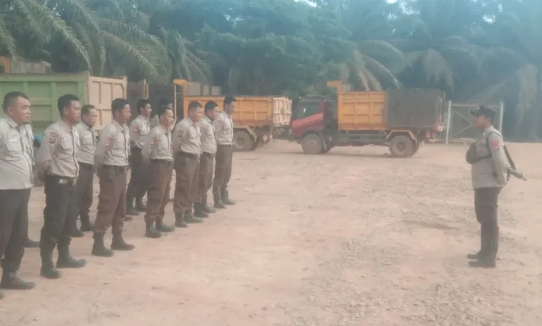 Tingkatkan Sinergitas, Bhabinkamtibmas Polsek Lalan Pimpin Apel Pagi Security PT DDS dan Olahraga Bersama