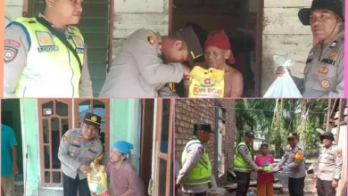 Dukung Program Kapolri dan Kapolda Sumsel, Kapolsek Lalan Bersama Anggota Berbagi Sembako ke Warga Desa Galih Sari dan Desa Sukajadi