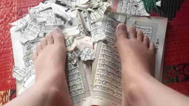 wanita menginjak al-quran
