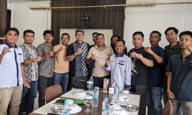 Joko Handoko utusan PT Agrinas Palma Nusantara pusat saat menerima poin-poin tuntutan dari Aliansi Anak Kuansing (ALIANG) Bersatu di Rumah Makan Sederhana Teluk Kuantan.