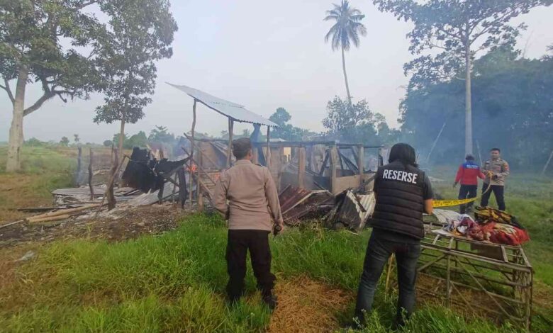 Polsek Tanjung Raja Polres Ogan Ilir Datangi TKP Kebakaran Dua Rumah Warga di Desa Arisan Deras, Pastikan Tak Ada Korban Jiwa