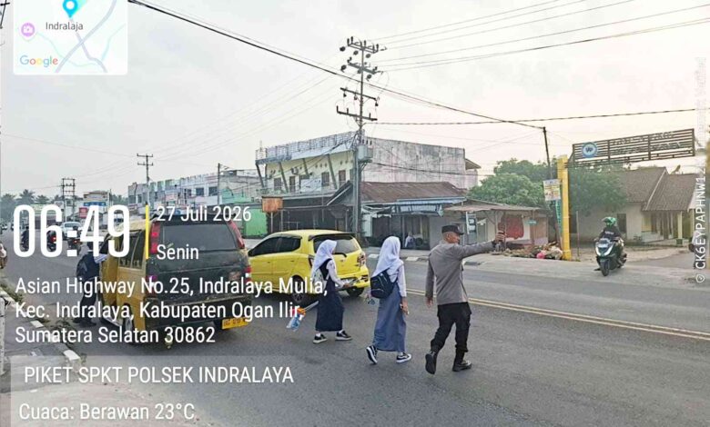 Hadir di Tengah Masyarakat, Personel Polsek Indralaya Bantu Pelajar Menyeberang dan Wujudkan Kelancaran Lalu Lintas Pagi