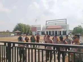 Personil Gabungan Polsek Indralaya dan Polres Ogan Ilir Amankan Aksi Aspirasi di Kejaksaan Negeri Ogan Ilir