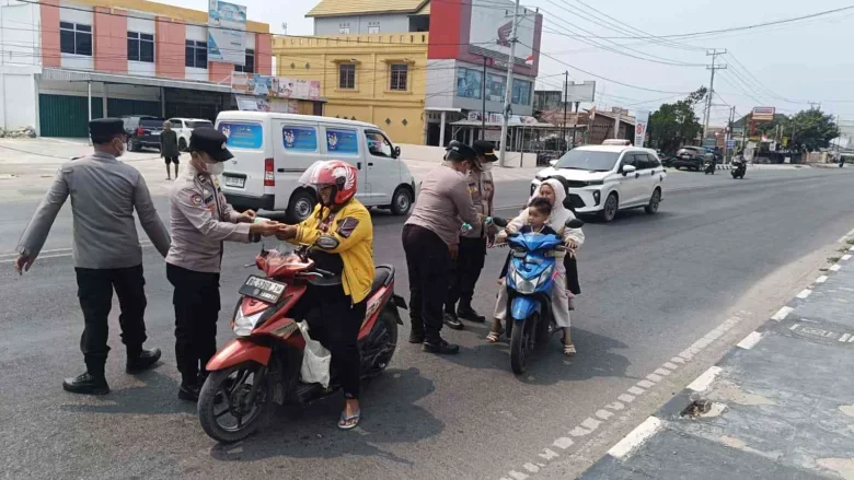 Cegah Dampak Asap Karhutla, Polsek Indralaya Bagikan Masker Gratis Kepada Pengendara dan Warga
