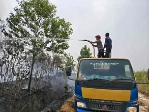 Cegah Meluas ke Perkebunan Tebu, Kapolsek Tanjung Batu Pimpin Langsung Padamkan Kebakaran Kebun Warga Seluas 3 Hektar