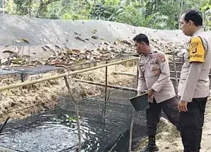 Dukung Program Ketahanan Pangan, Personel Polsek Rantau Alai Lakukan Pemeliharaan Ikan Lele di Desa Mekarsari