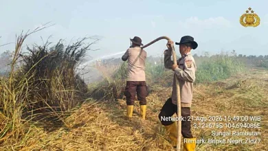 Polsek Indralaya Pimpin Tim Gabungan Padamkan Karhutla 3 Hektar di Sungai Rambutan