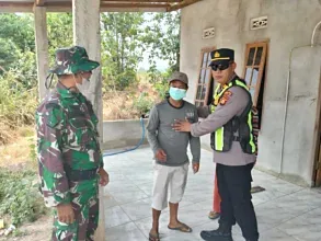 Polsek Rantau Alai Laksanakan Mitigasi Karhutla Sekaligus Bagikan Masker Gratis ke Warga