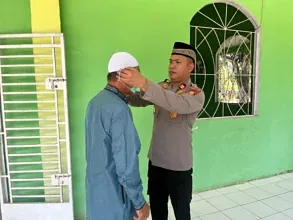 Cegah Dampak Asap Karhutla, Kapolsek Rantau Alai Pimpin Pembagian Masker Usai Safari Jumat