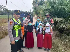 Cegah Dampak Asap Karhutla, Kapolsek Rantau Alai Pimpin Pembagian Masker Kepada Pelajar