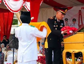 Kapolsek Tanjung Batu Pimpin Upacara Penurunan Bendera HUT RI ke-81