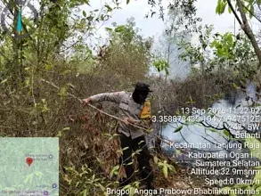 Cegah Api Meluas, Polsek Tanjung Raja Bergerak Cepat Tangani Karhutla di Desa Belanti