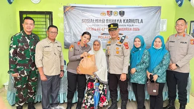 Cegah Karhutla, Kapolsek Indralaya Dampingi Serdik Sespimmen Polri Sosialisasi dan Bagikan Sembako di Palem Raya