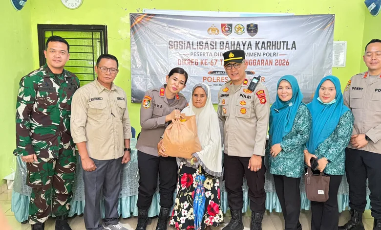 Cegah Karhutla, Kapolsek Indralaya Dampingi Serdik Sespimmen Polri Sosialisasi dan Bagikan Sembako di Palem Raya