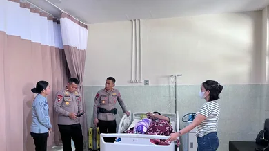 Dansat Brimob Serta Danyon Membesuk Anggota Yang Akan Dioperasi Korban Insiden Antar Warga Upai Dan Popo