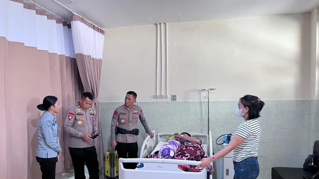 Dansat Brimob Serta Danyon Membesuk Anggota Yang Akan Dioperasi Korban Insiden Antar Warga Upai Dan Popo