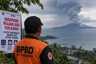 Gunung Anak Krakatau Siaga, BPBD Tanggamus Ingatkan Warga Waspadai Hujan Abu