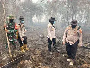 Kapolres Ogan Ilir Turun Langsung Padamkan Karhutla di Desa Tanjung Pule Indralaya Utara Pastikan Api Tidak Meluas