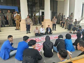 Kapolsek Indralaya IPTU Rangga Saputra Dampingi Pengamanan Aksi PMII di DPRD Ogan Ilir, Berlangsung Aman dan Kondusif