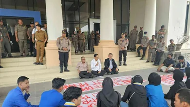 Kapolsek Indralaya IPTU Rangga Saputra Dampingi Pengamanan Aksi PMII di DPRD Ogan Ilir, Berlangsung Aman dan Kondusif