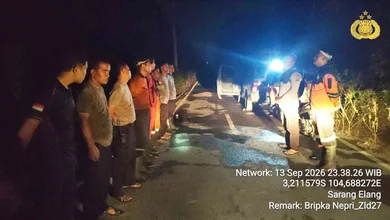 Polsek Indralaya dan Tim Gabungan Jinakkan Karhutla 2 Hektar di Depan Wisata Danau Biru