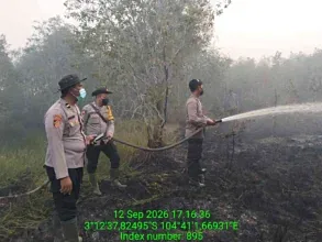 Polsek Indralaya dan Tim Gabungan Jinakkan Karhutla di Tanjung Seteko, Api Padam Total