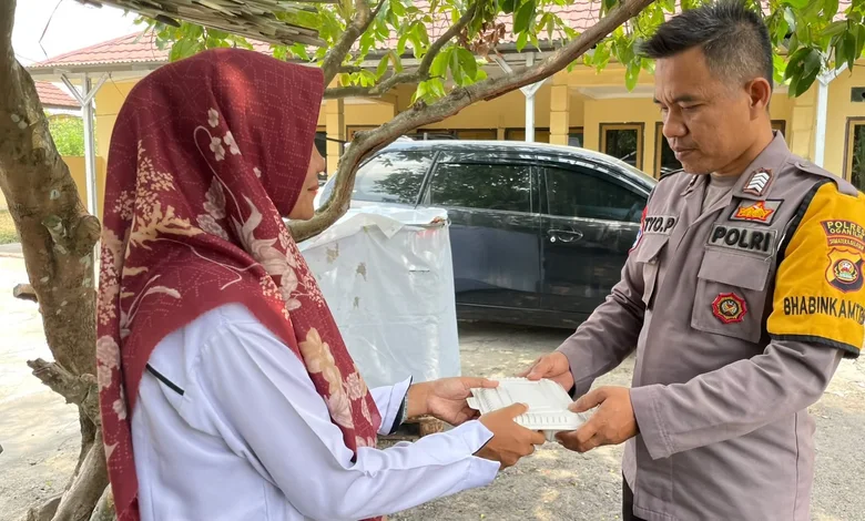 Polsek Rantau Alai Bagikan Nasi Kotak, Wujud Kepedulian Polri kepada Masyarakat