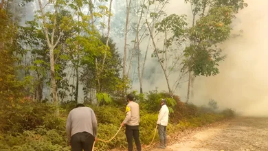 Polsek Rantau Alai Bergerak Cepat, Lakukan Mitigasi dan Pemadaman Titik Hotspot di Desa Santapan Timur