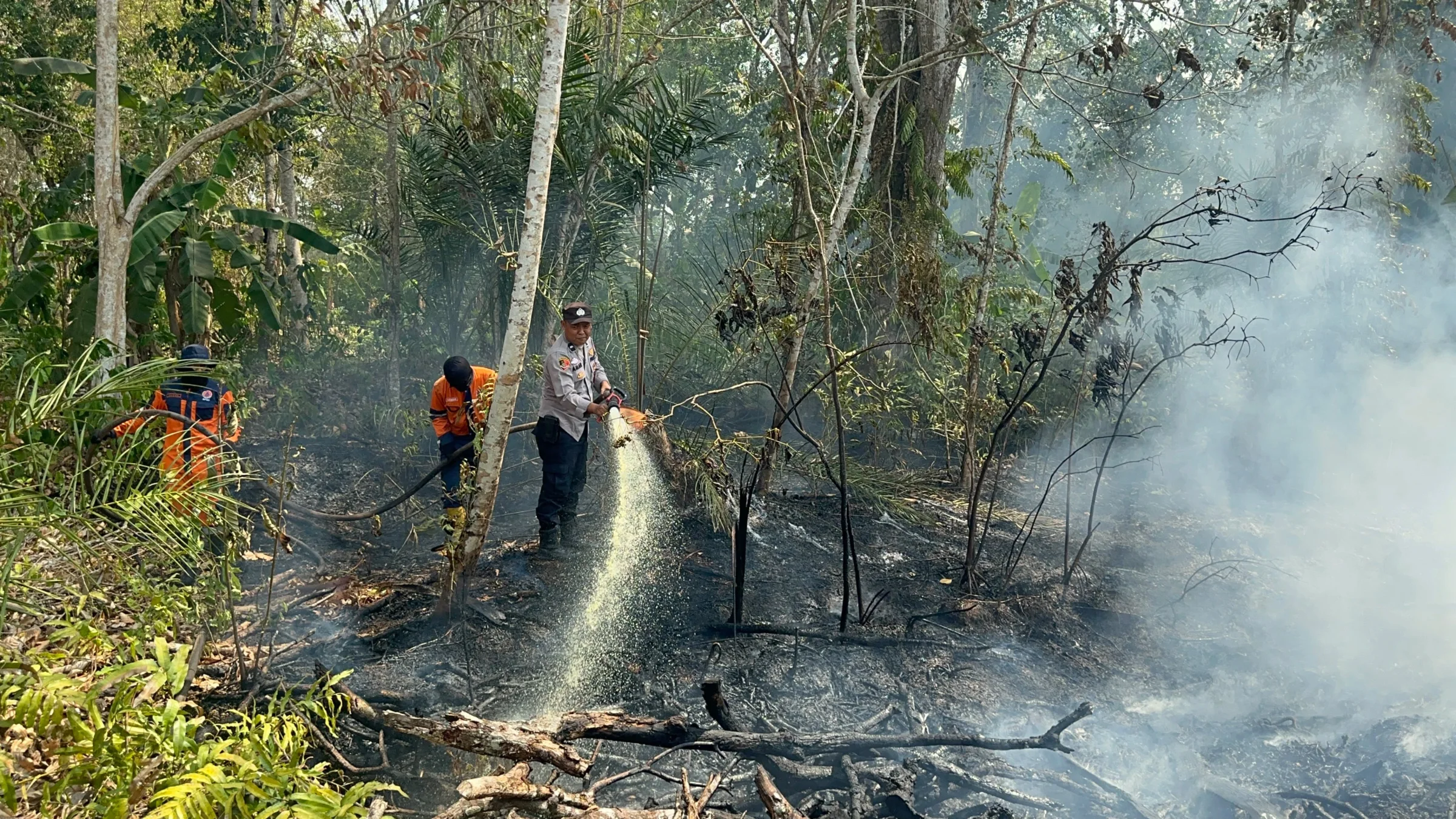 Polsek Tanjung Raja Bersama BPBD dan MPA Padamkan Api Karhutla di Desa Kota Daro II, Luas Terbakar ±1 Hektar