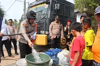 Wujud Kepedulian Polri di Tengah Kemarau, Polres Ogan Ilir Hadir Bantu Warga dengan Air Bersih dan Layanan Kesehatan