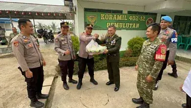 Momen Hangat HUT ke-81 TNI, Polsek Pemulutan Beri Kejutan Tumpeng ke Koramil 402-12, Sinergitas Makin Erat