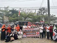 Peduli Dampak Karhutla, Anggota DPRD Ogan Ilir Eko Satria Asnan Turun Langsung Bagikan Masker kepada Pengguna Jalan