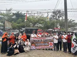 Peduli Dampak Karhutla, Anggota DPRD Ogan Ilir Eko Satria Asnan Turun Langsung Bagikan Masker kepada Pengguna Jalan