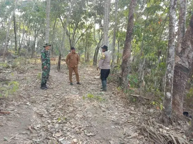 Cegah Karhutla, Polsek Indralaya Bersama TNI dan Pemdes Payakabung Patroli Daerah Rawan Kebakaran