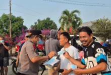 Foto pendukung berita Kapolres Boltim Lakukan Pembagian Masker Serentak kepada Masyarakat
