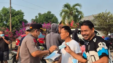 Foto pendukung berita Kapolres Boltim Lakukan Pembagian Masker Serentak kepada Masyarakat