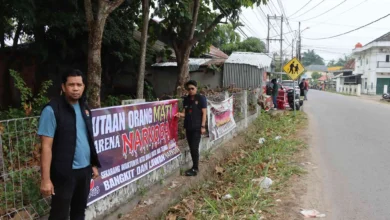 Foto pendukung berita Ajak Masyarakat Jauhi Narkoba, Polres Ogan Ilir Pasang Spanduk dan Bagikan Stiker Imbauan di Kecamatan Indralaya